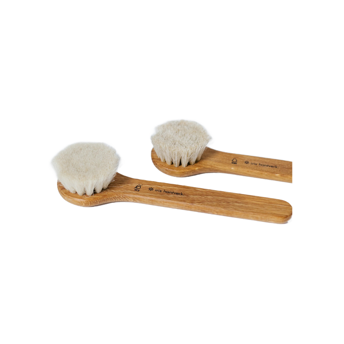 Long and short wooden brushes side by side